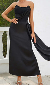 ÄRMELLOSES BANDAGE-MIDIKLEID IN SCHWARZ